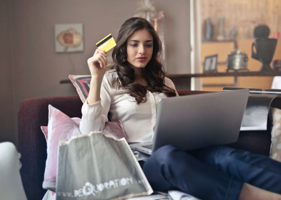 Shopper with laptop
