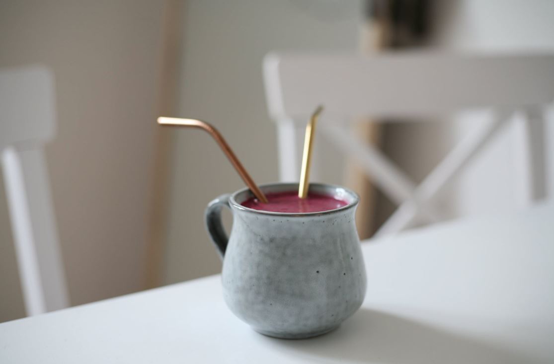 Cup with two straws